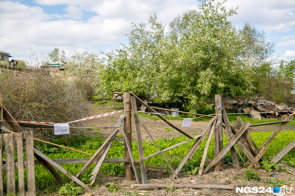 В Николаевке, по словам местных жителей, сейчас развелось много мародеров