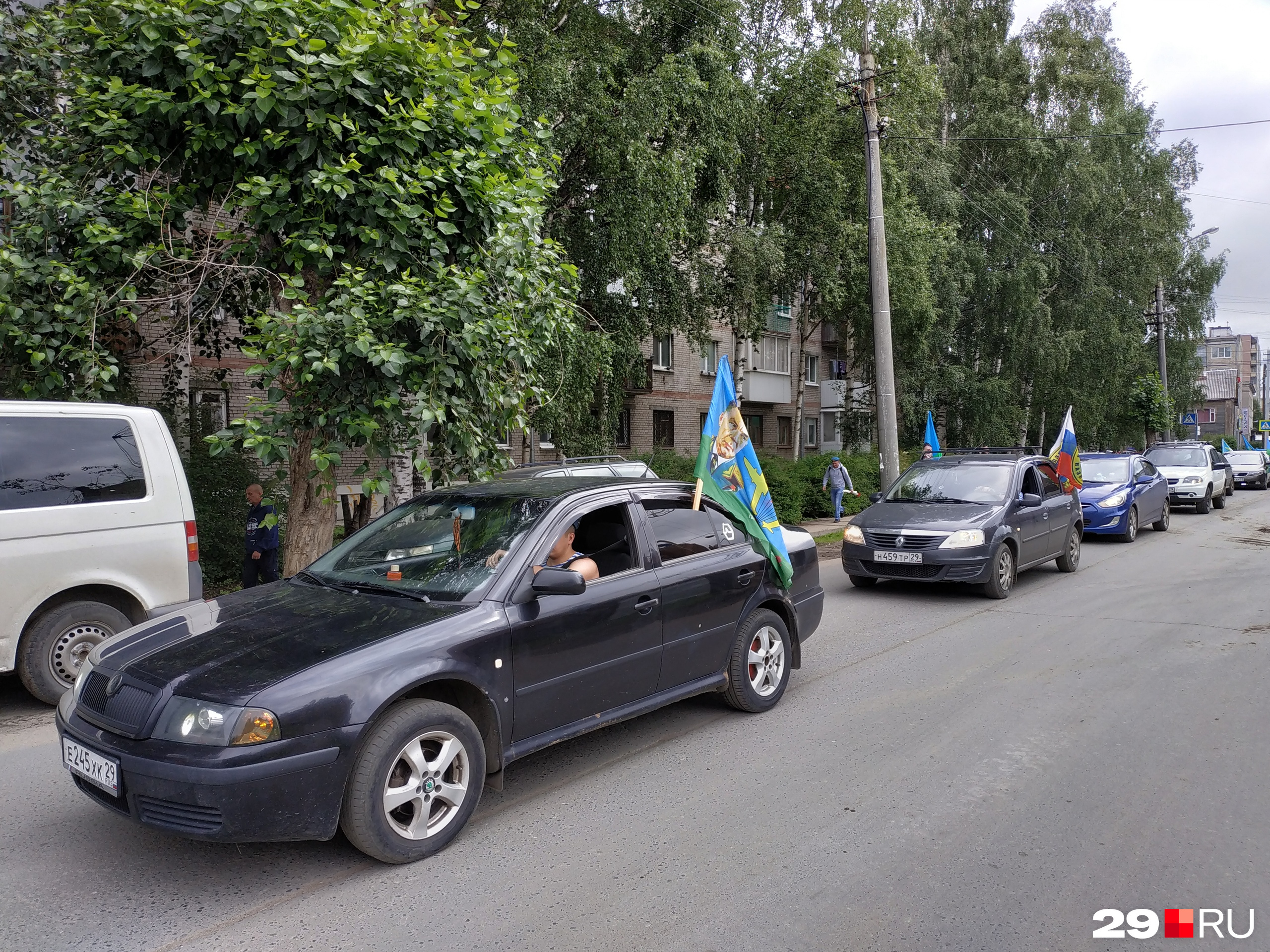 Кто-то едет прямо с флагами ВДВ Кто-то едет прямо с флагами ВДВ