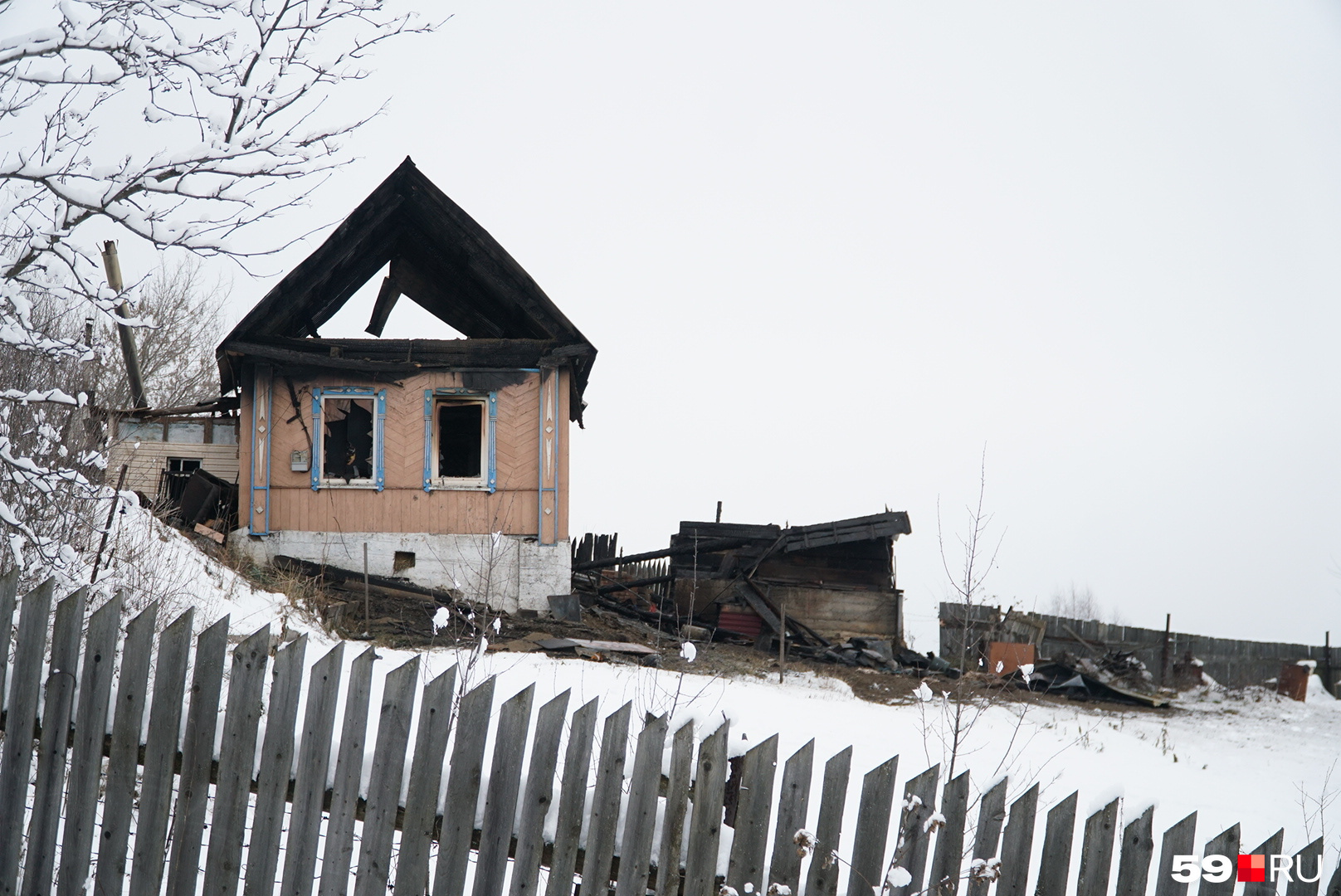 Дом, который сгорел сегодня ночью, построили еще в военные годы
