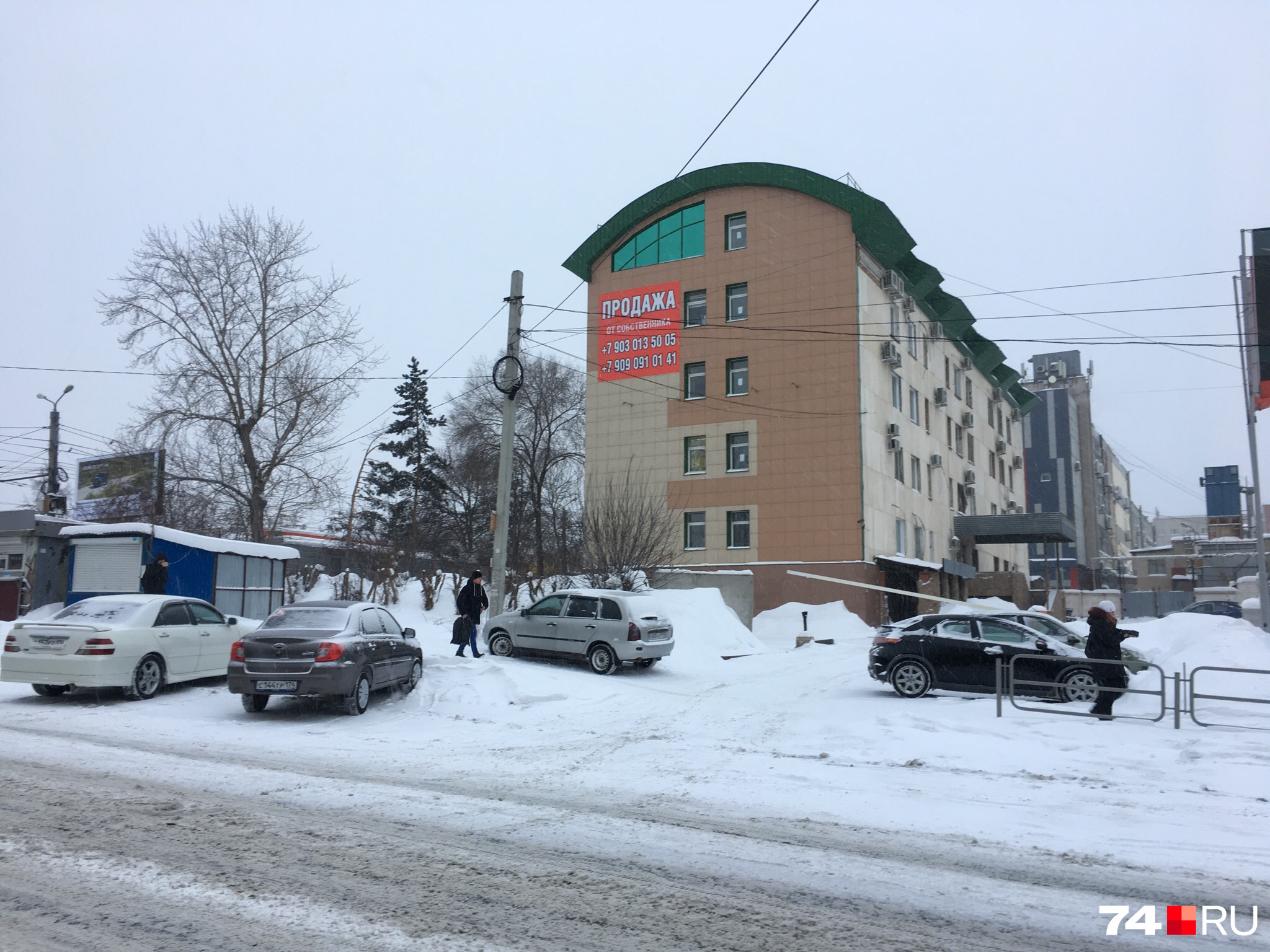 На парковку можно заехать с улицы Косарева На парковку можно заехать с улицы Косарева