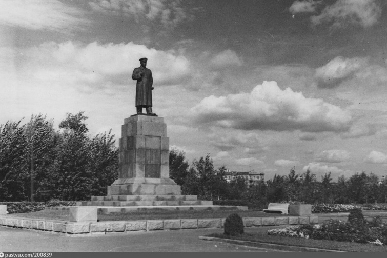 Памятник Сталину стоял когда-то в самом центре Омска Памятник Сталину стоял когда-то в самом центре Омска