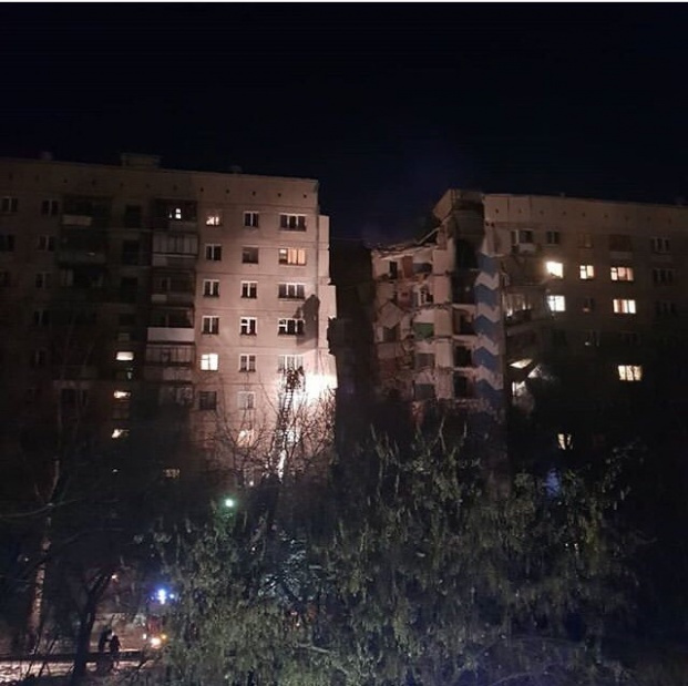 Взрыв обрушил подъезд десятиэтажного дома