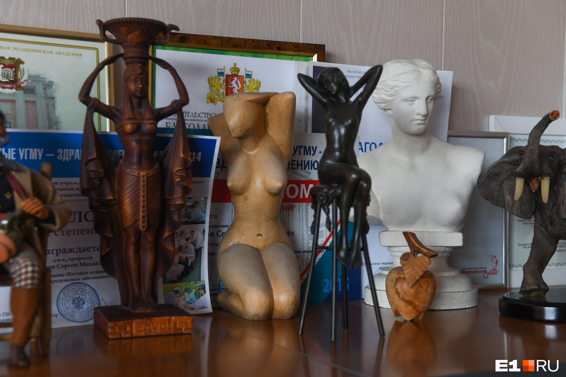 В кабинете врача можно увидеть женские фигуры и бюсты из бронзы и дерева