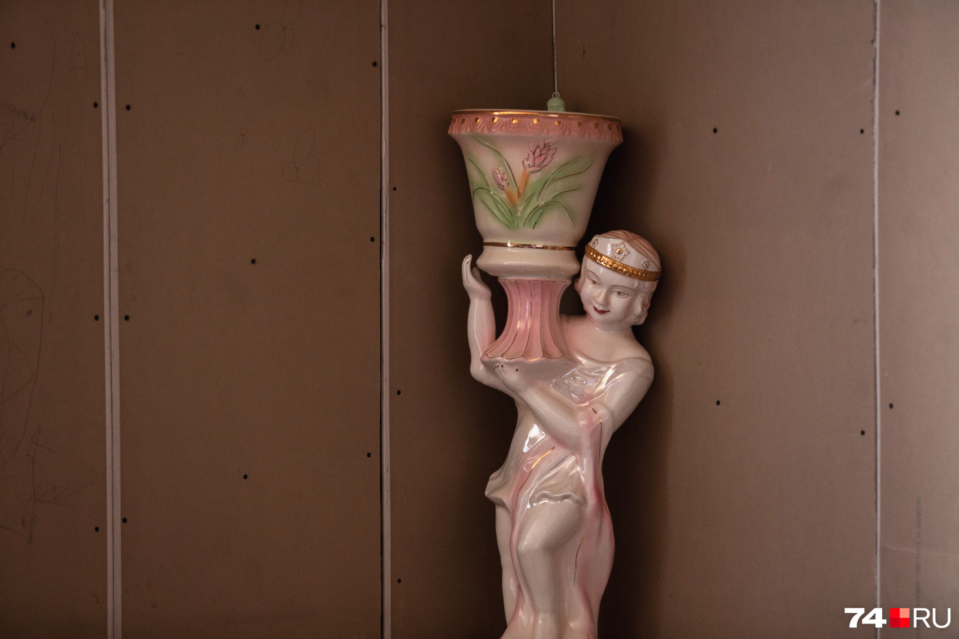 Жена барона любит напольные вазы и скульптуры