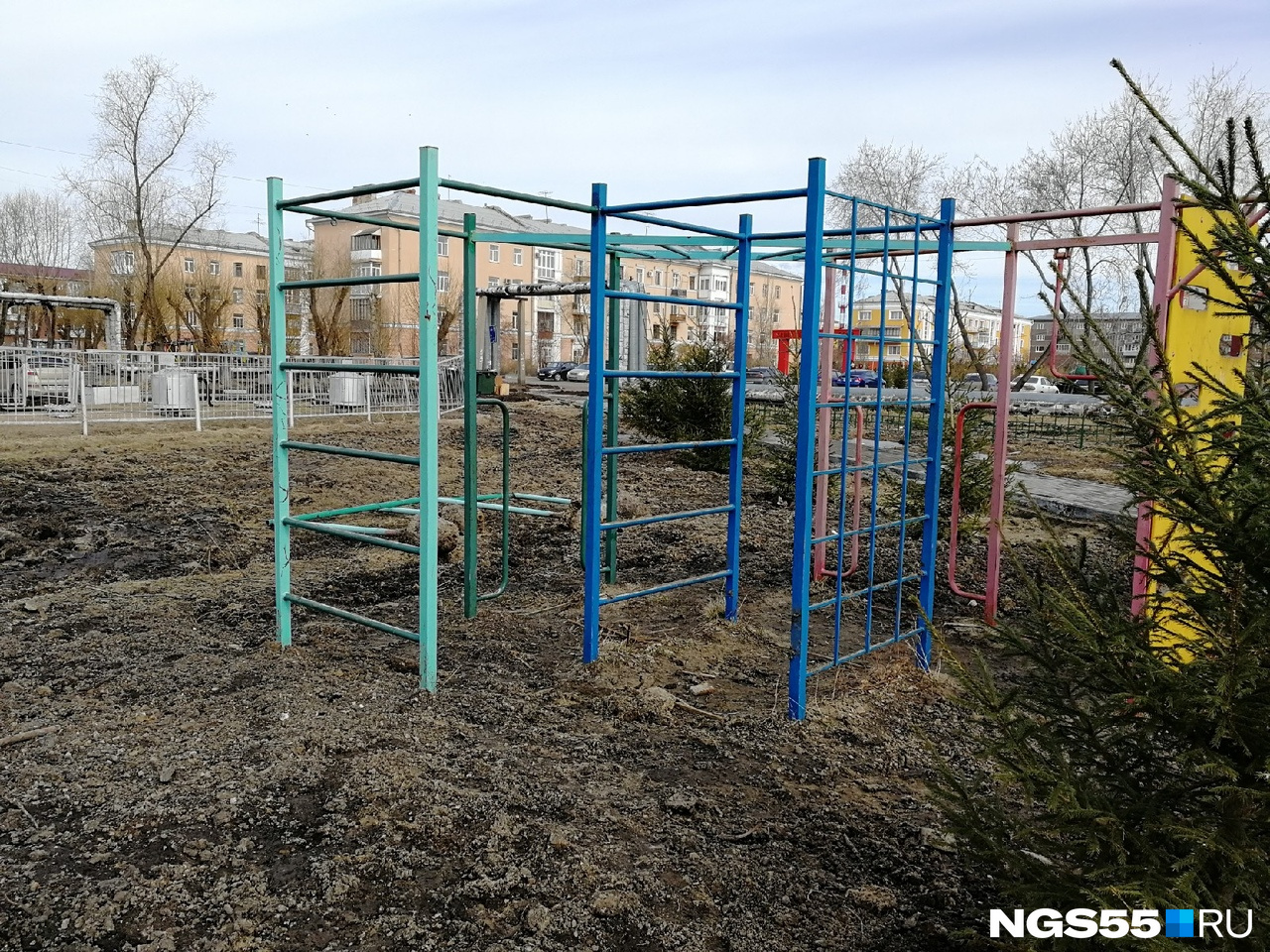 Во дворе установили несколько спортивных тренажёров, но добраться до них очень трудно Во дворе установили несколько спортивных тренажёров, но добраться до них очень трудно
