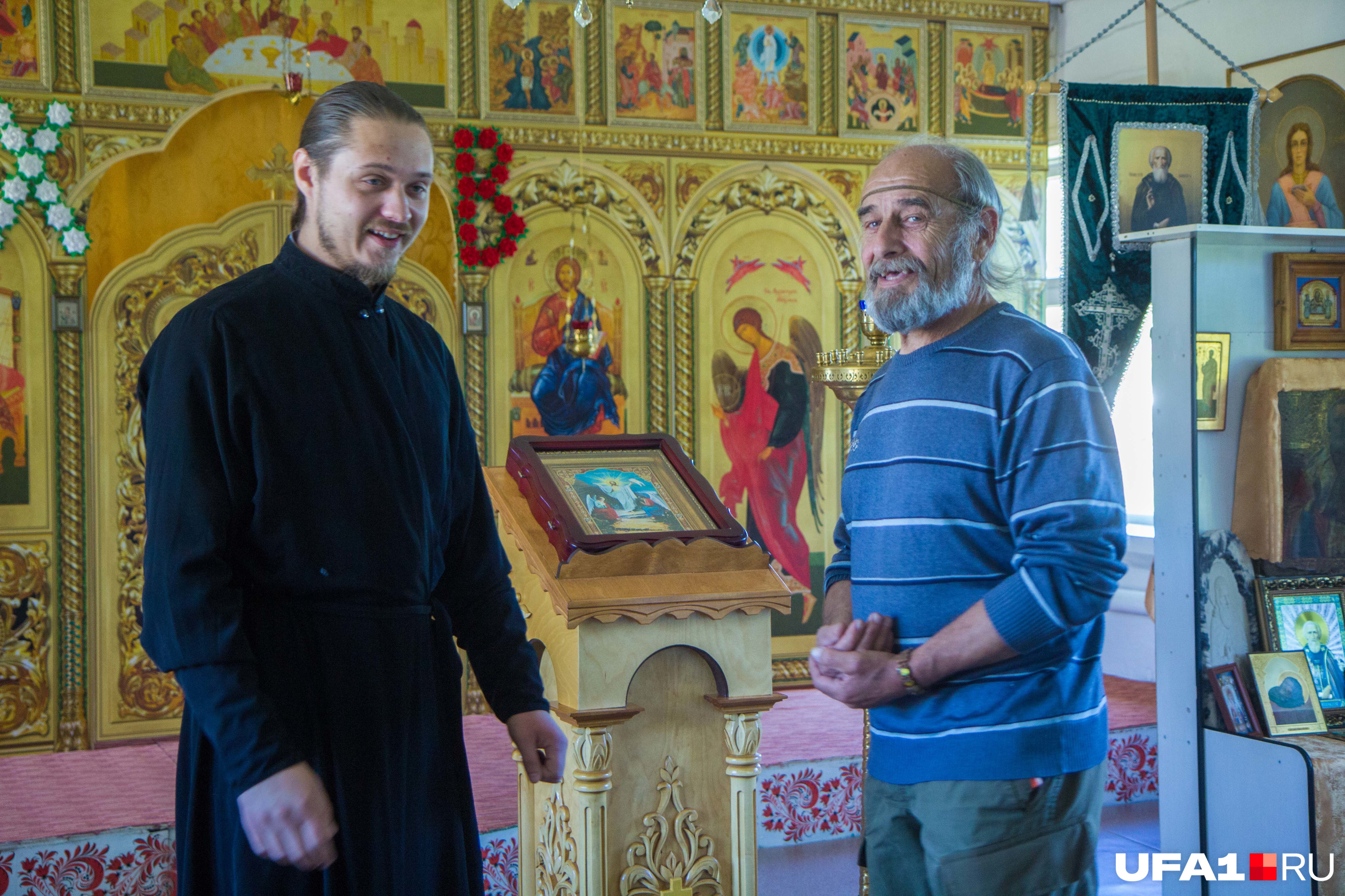 Мы нашли Виктора в поселке Инзер у церкви Сергия Радонежского. На фото: отец Роман (слева) и Виктор Путник