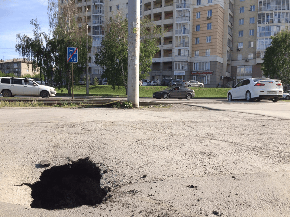 К вечеру «Лэнд Крузер» из ямы уже выбрался, однако брешь на парковке до сих пор не огорожена К вечеру «Лэнд Крузер» из ямы уже выбрался, однако брешь на парковке до сих пор не огорожена