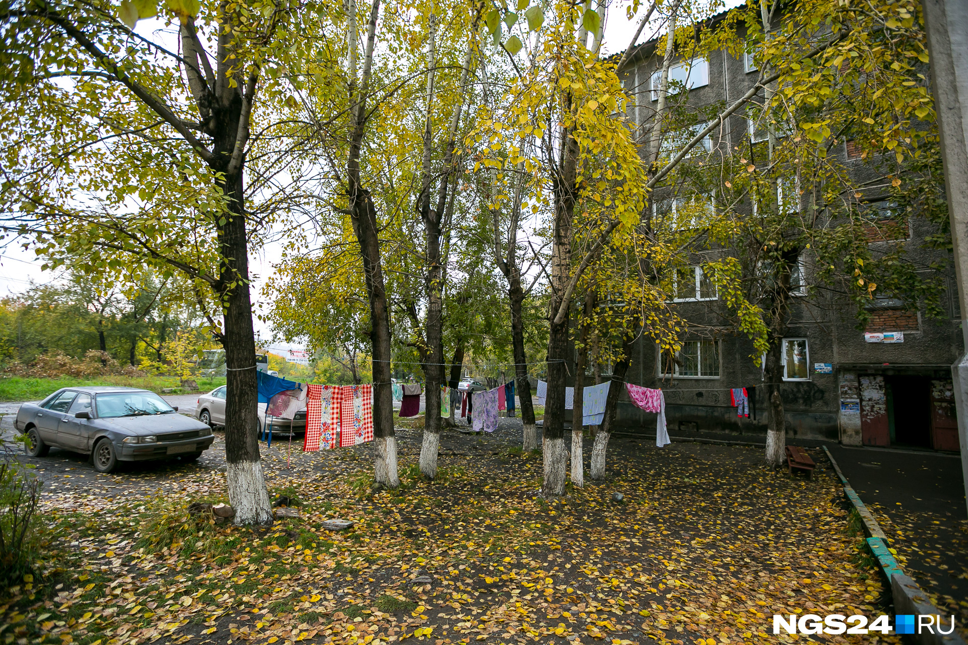 Местные жители сушат белье прямо у грузовой магистрали Местные жители сушат белье прямо у грузовой магистрали