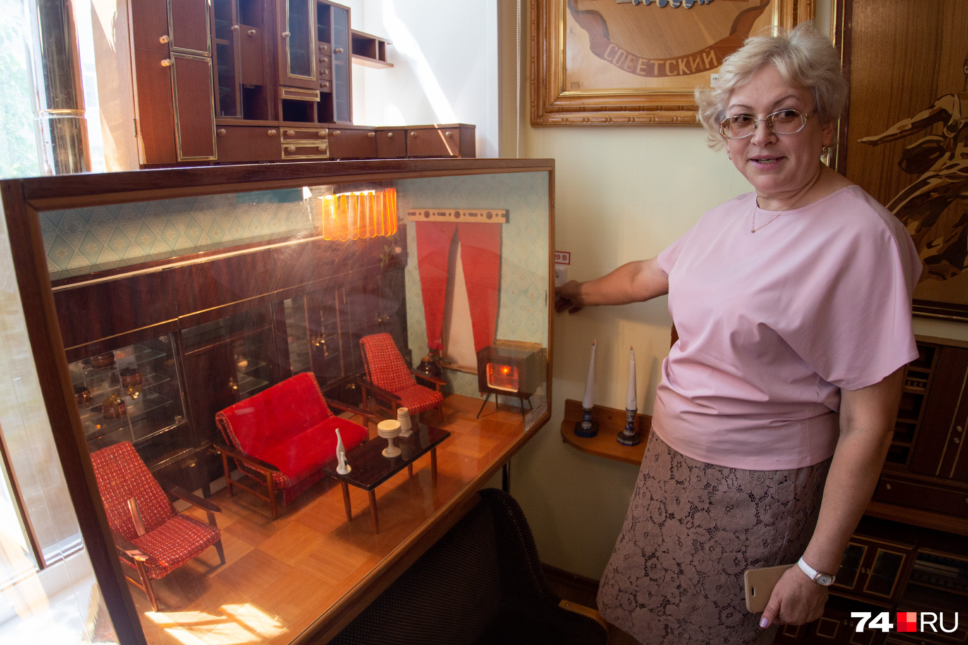 Мебельные экспонаты для школьного музея директор Галина Валова приняла на хранение в 2002 году