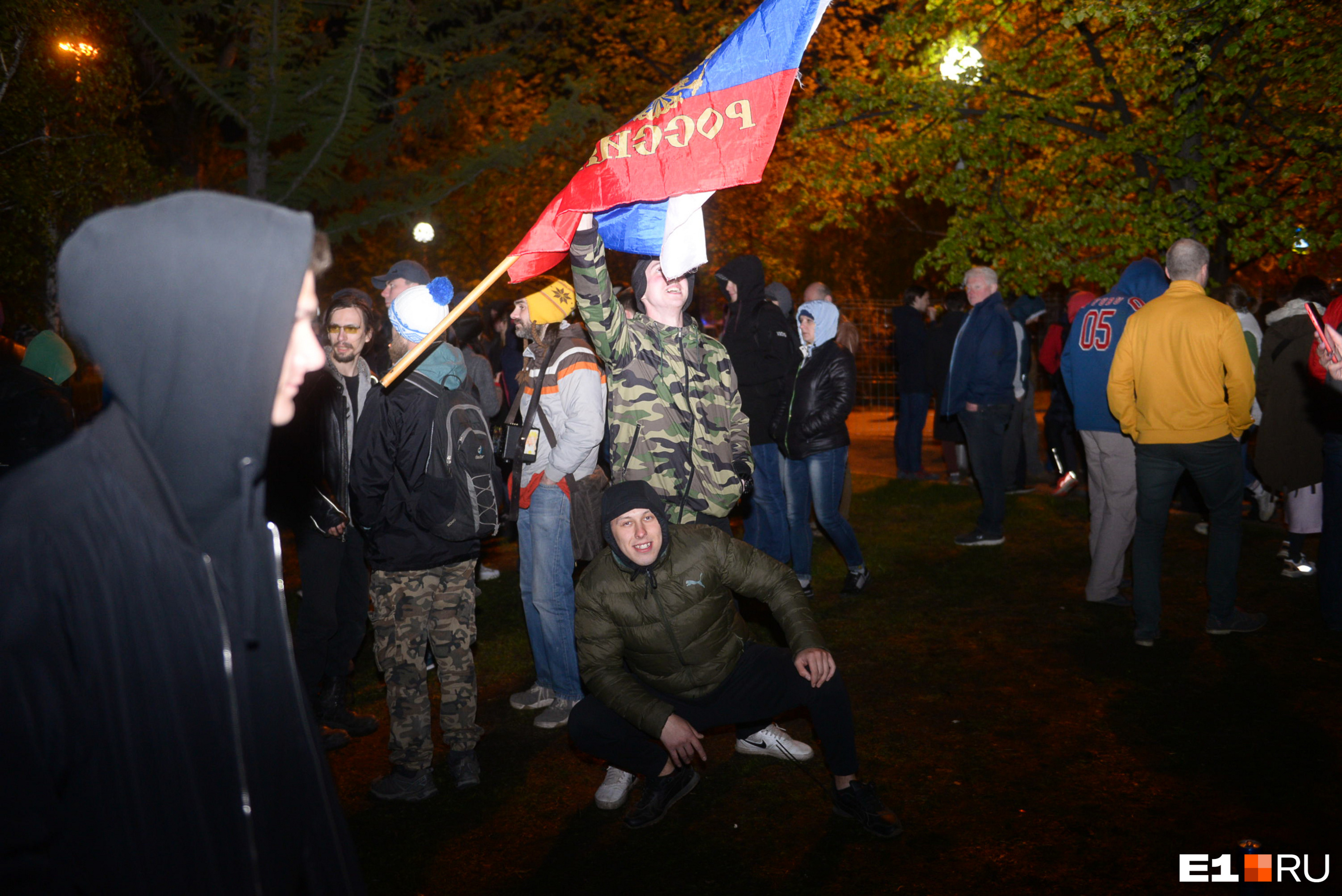На второй день некоторые протестующие принесли с собой флаги России
