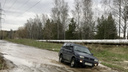 Дорога между Академгородком и посёлком Кирова утонула в грязи: дети ходят в школу по теплотрассе