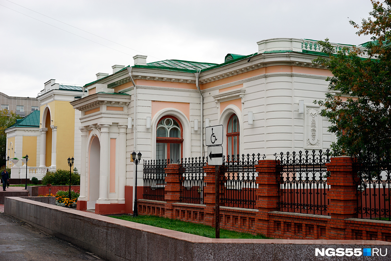 Банки туров омск. Особняк купца Батюшкина. Особняк купца Батюшкова Омск. Особняк купца Батюшкова (дом Колчака). Дом особняк купца Батюшкина в Омске.