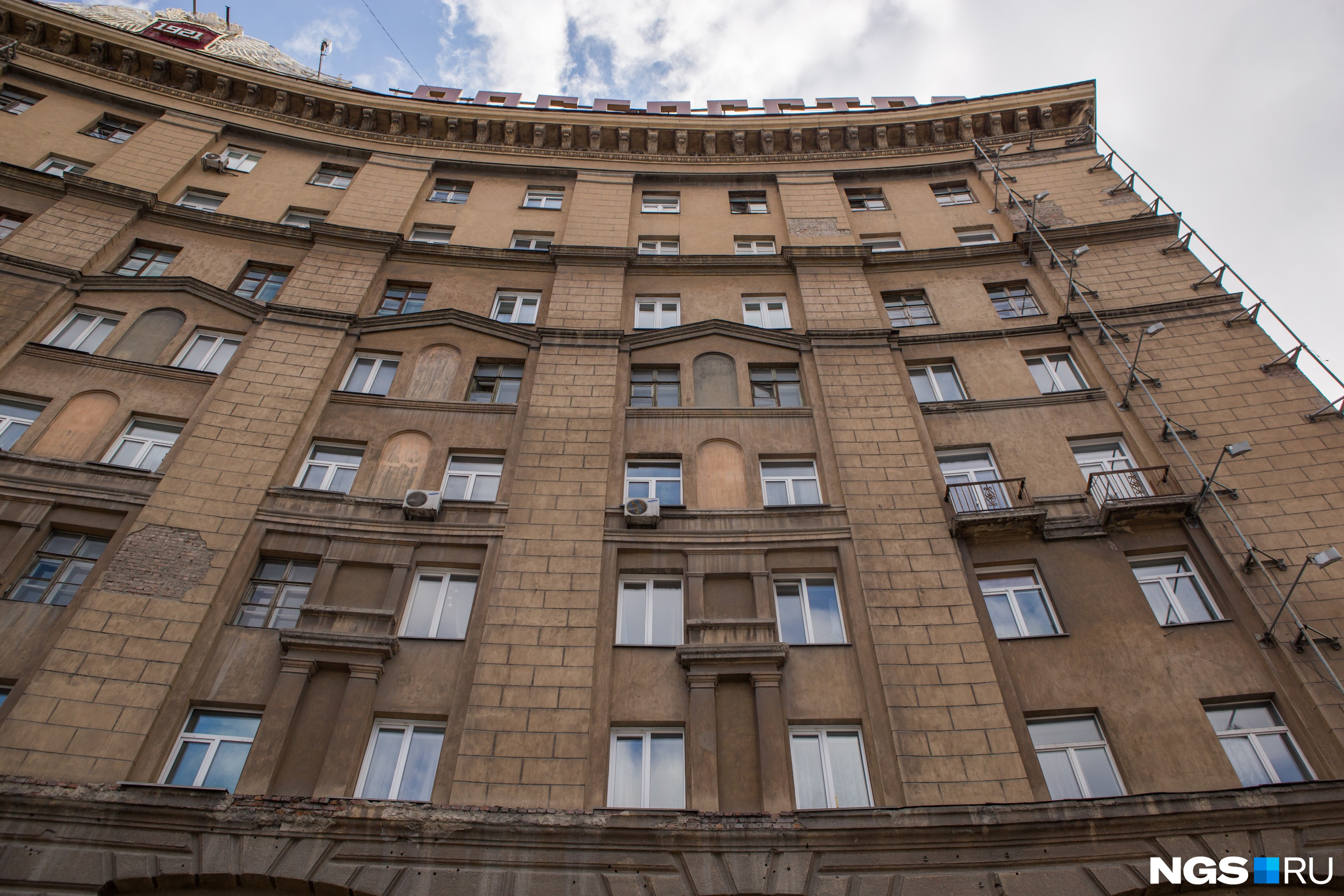 Строка домов. Сталинки в Новосибирске. Сталинский дом на Красном проспекте Новосибирск. Новосибирск сталинская архитектура. Сталинки дома.