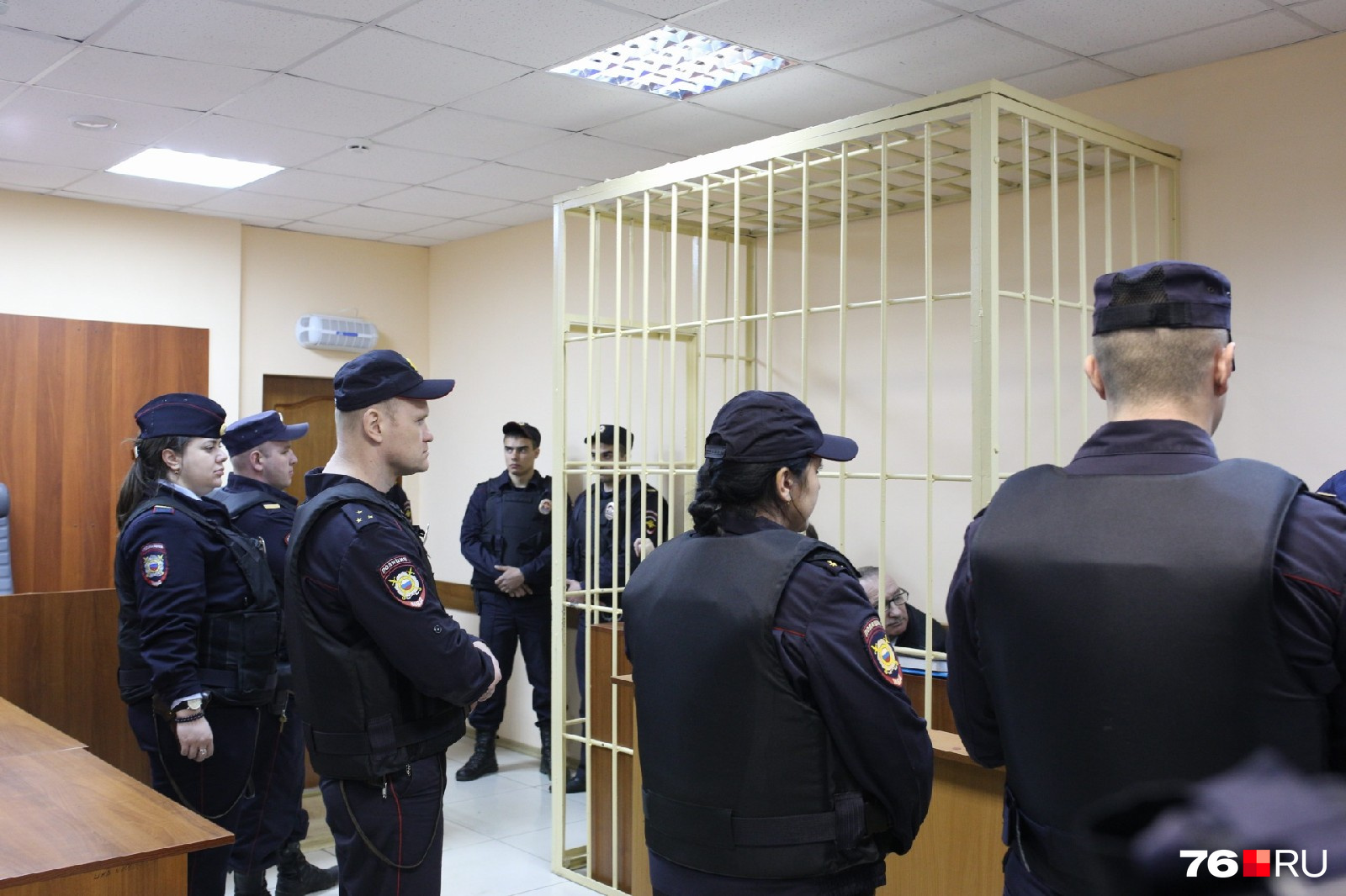 В зале было очень много правоохранителей В зале было очень много правоохранителей