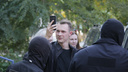 Вызов скорой, селфи с маски-шоу и изъятые значки: как прошли обыски в челябинском штабе Навального