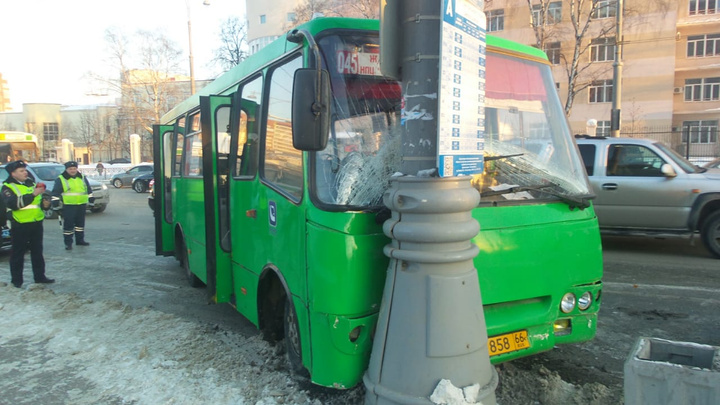 У «Екатеринбург Арены» автобус врезался в столб после столкновения с автомобилем