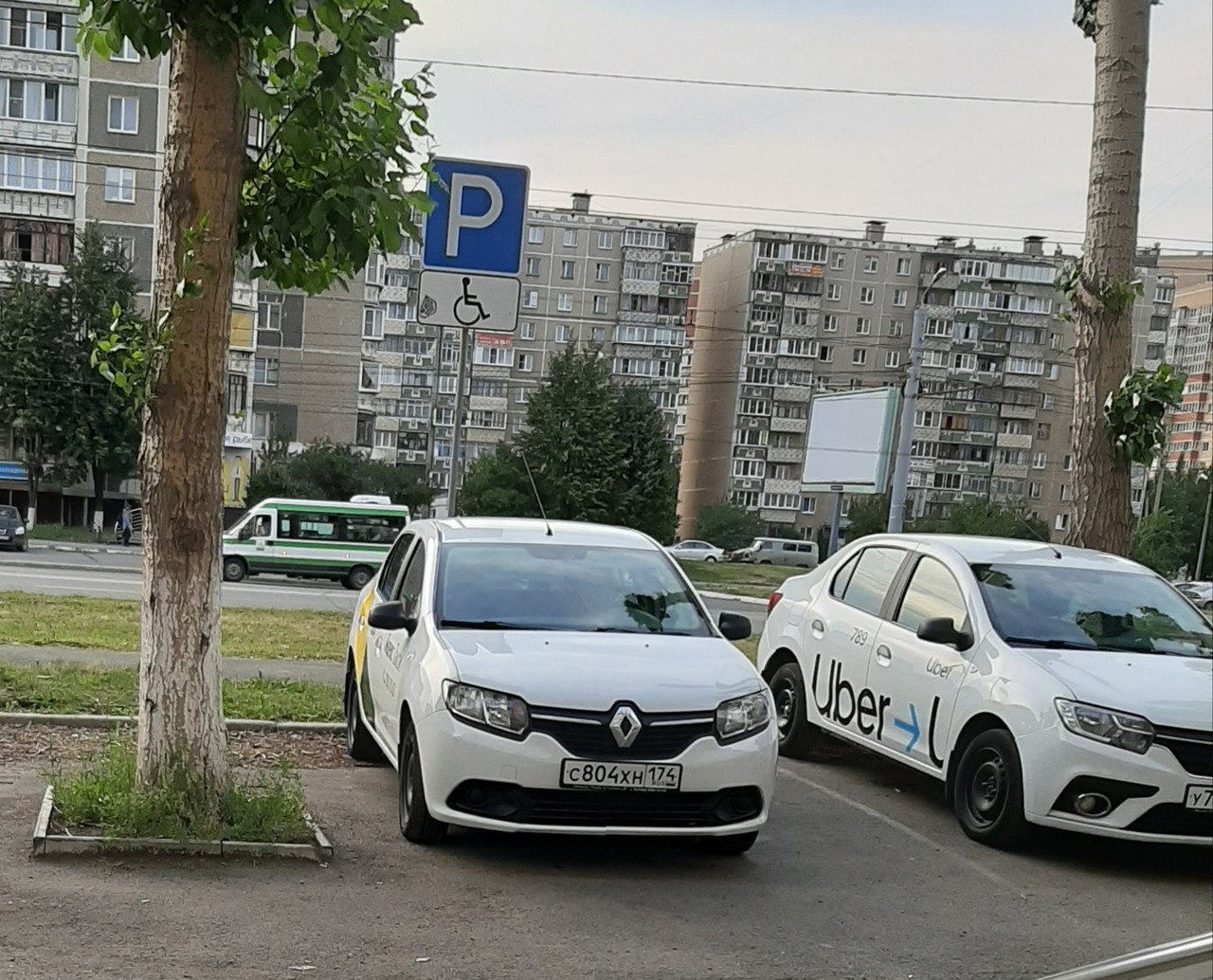 Для таксистов сделали свои стояночные места, но они паркуются под знаками «Инвалид» (Комсомольский, 105)