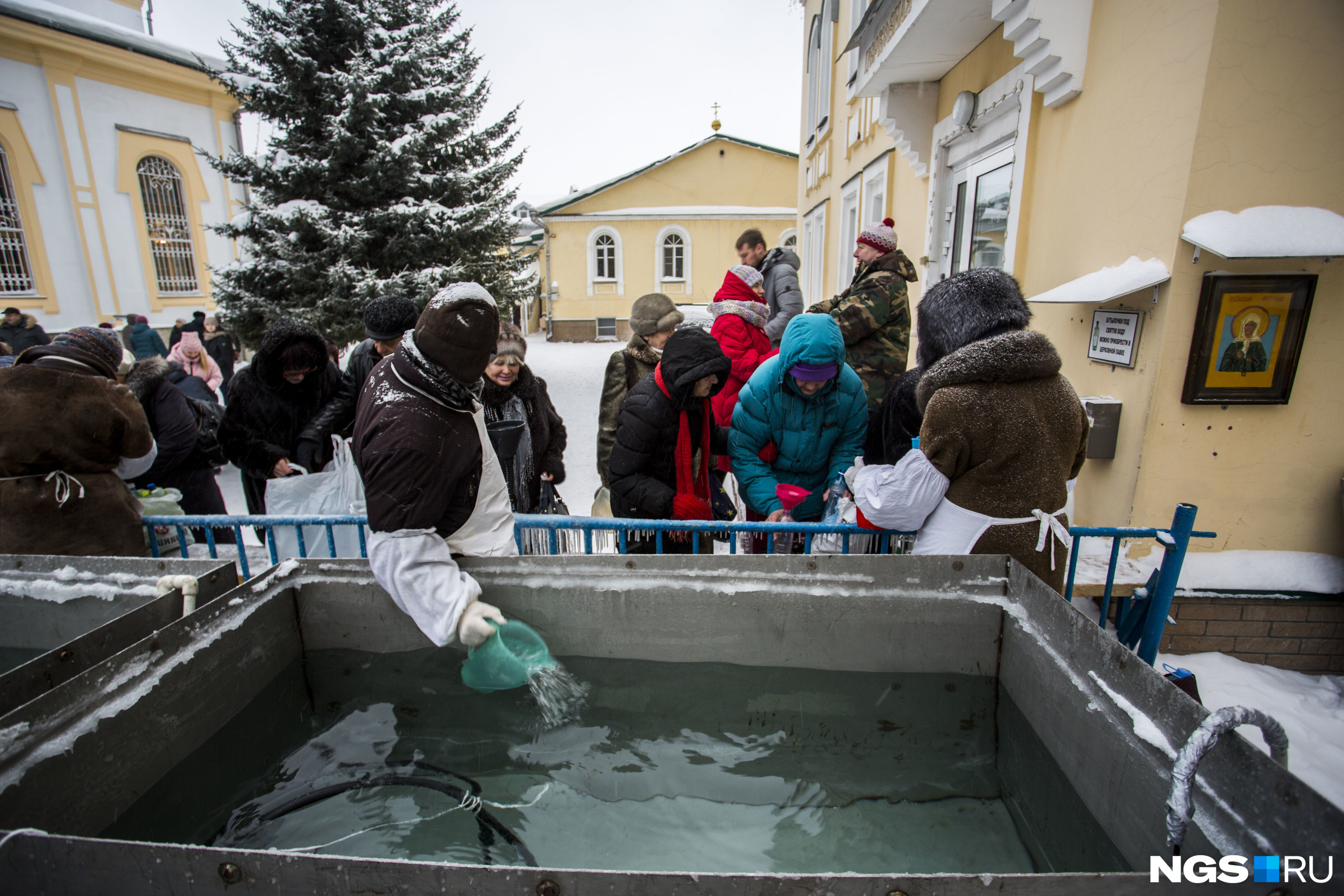 Святой водой можно окроплять разные вещи, продукты, машину и дом