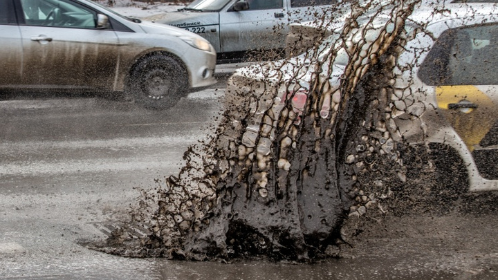 Ни капли терпения: челябинские дорожники залатали ямы на мосту в Ленинский район во время дождя