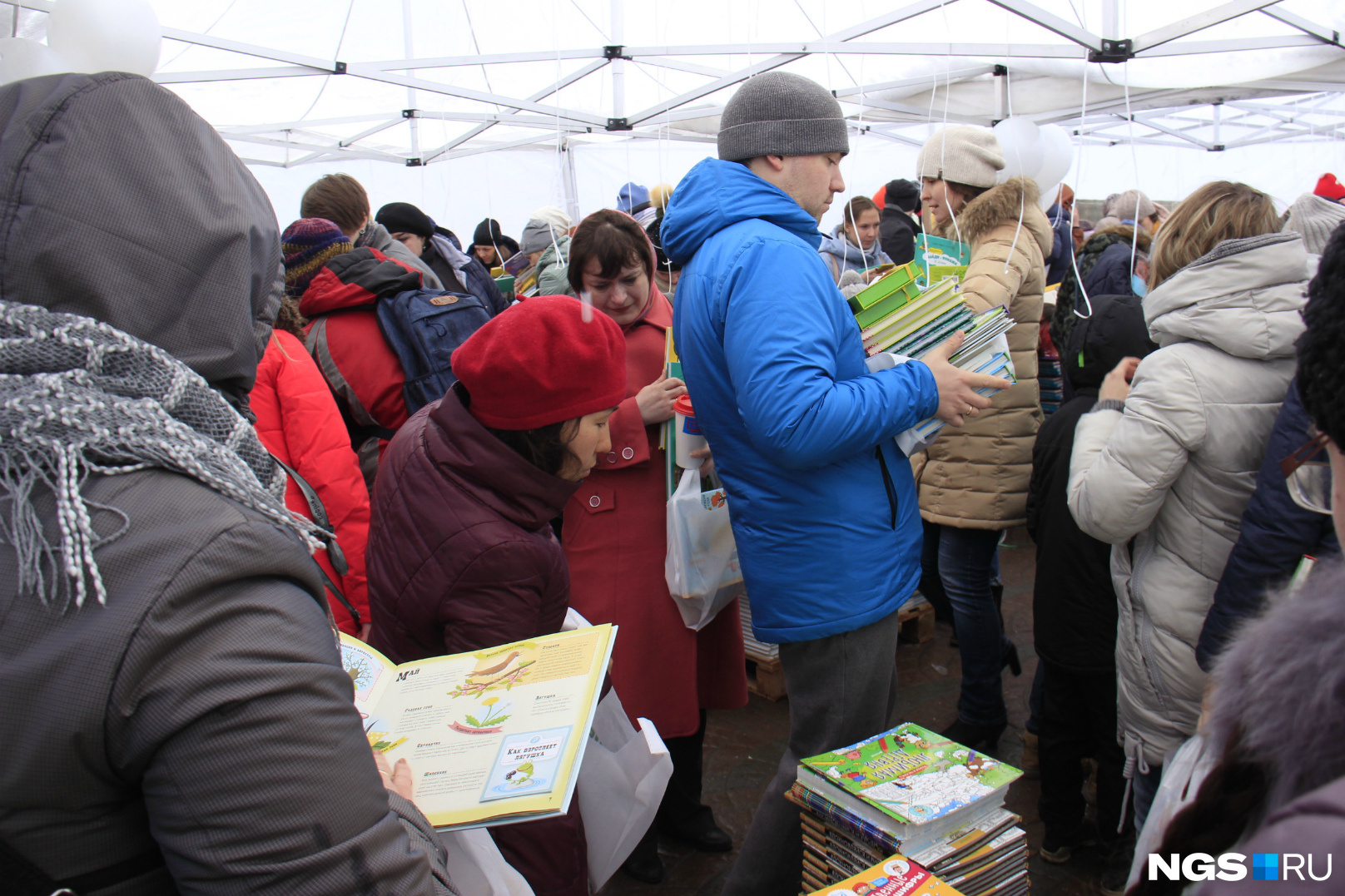 Шатер набит покупателями, готовыми за раз потратить на детские книжки 2500 рублей