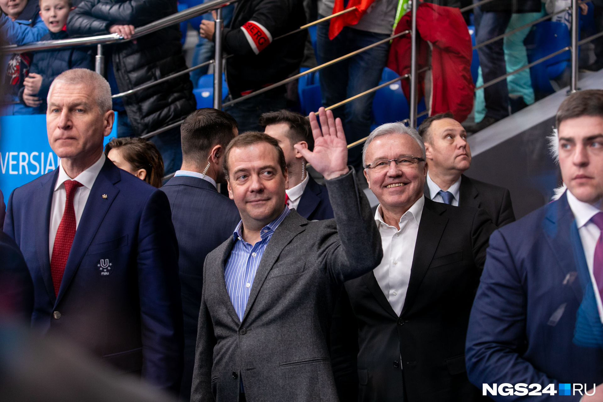 Тем, кто не рассмотрел Медведева на трибуне