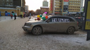 На улицах Новосибирска появились машины с тюльпанами и продавцы мимозы