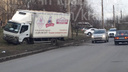 Грузовик вылетел на газон по Забобонова при аварии с «Тойотой»