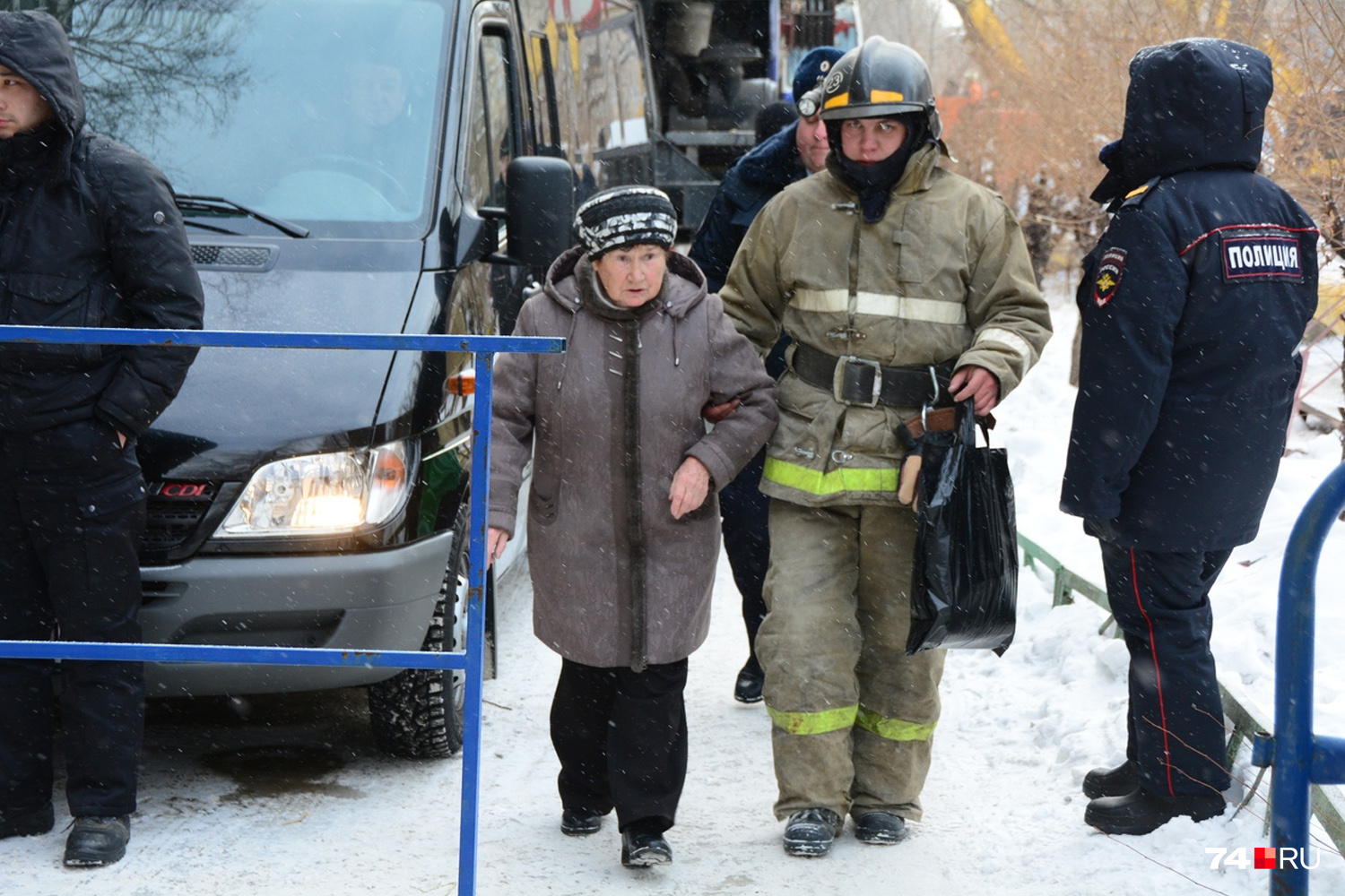 Сотрудники МЧС стараются быть максимально внимательными к людям, потерявшим свой дом Сотрудники МЧС стараются быть максимально внимательными к людям, потерявшим свой дом