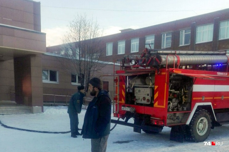 Дороги около школ нужны в том числе для пожарных машин, как во время декабрьского пожара в школе № 19