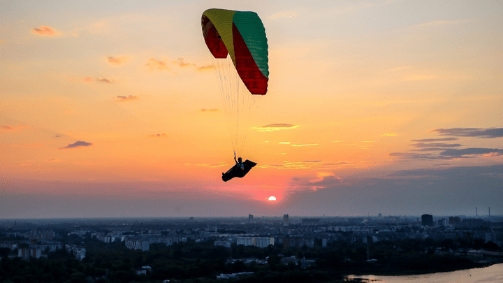 Фото дня. Парапланерист витает в воздухе над парком «Швейцария»