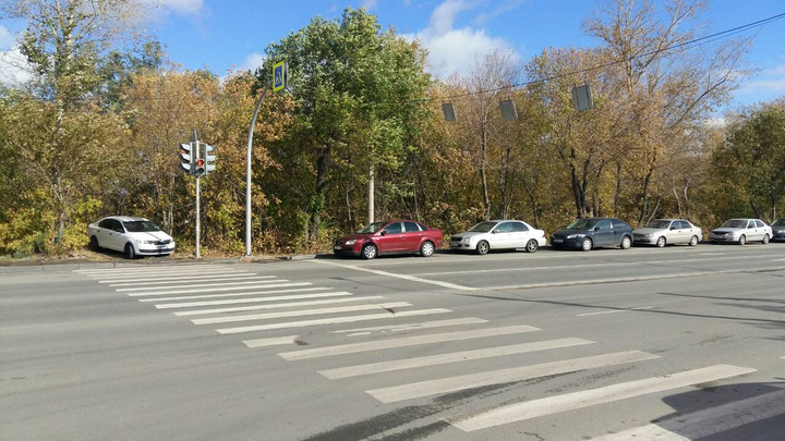 «Забили всё что можно»: автомобилисты превратили в парковку перекрёсток на северо-западе Челябинска