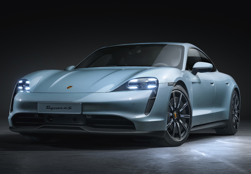 По размеру и формату Taycan близок к Porsche Panamera, но привод только электрический По размеру и формату Taycan близок к Porsche Panamera, но привод только электрический