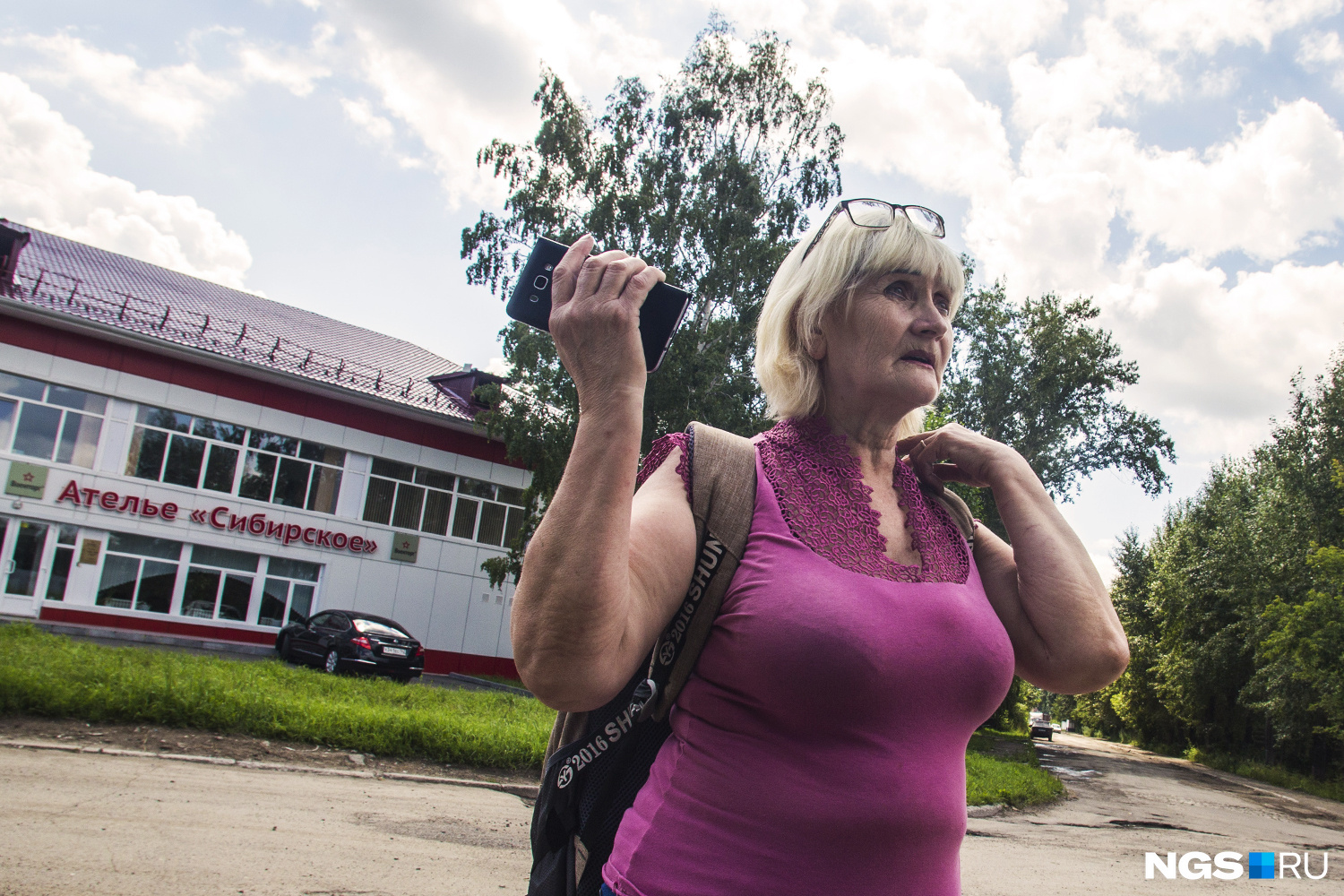 Местные жители сетуют на разбитую дорогу и большое расстояние до остановок Местные жители сетуют на разбитую дорогу и большое расстояние до остановок