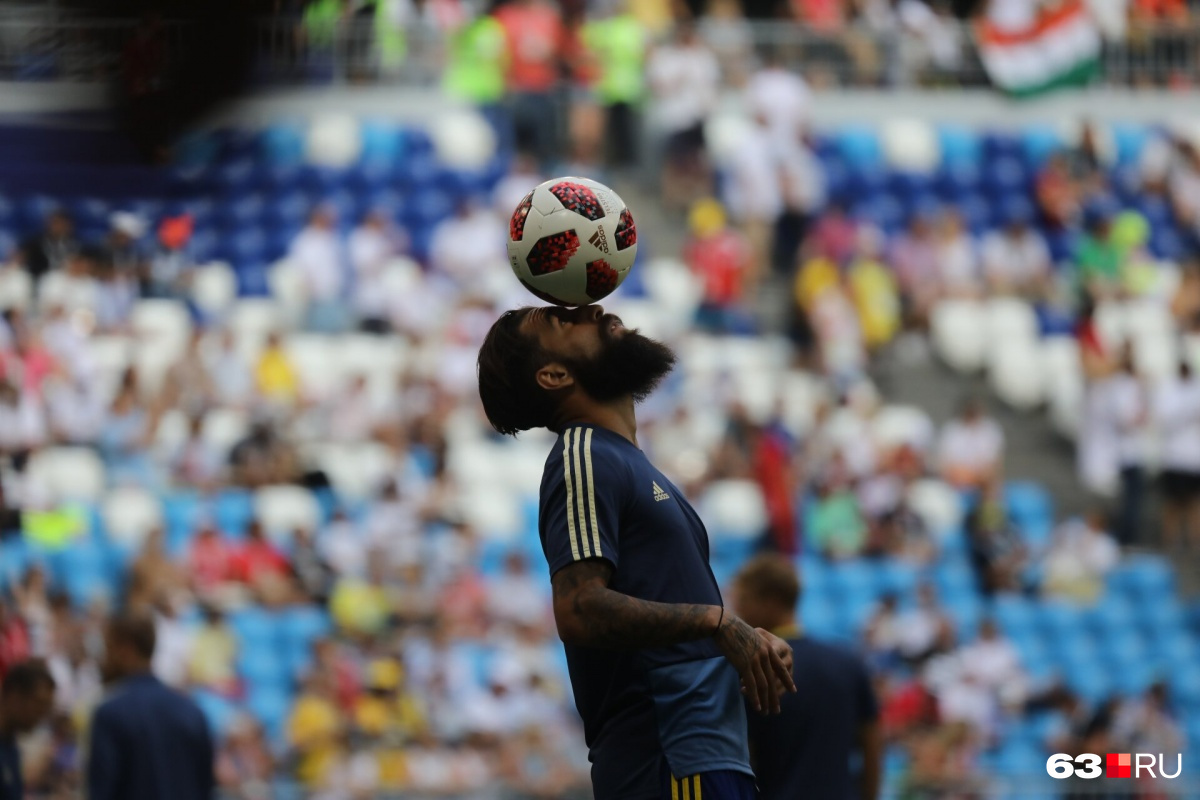 «Бородатая» мода дошла и до футболистов: полузащитник шведов Джимми Дурмаз виртуозно управляется с мячом