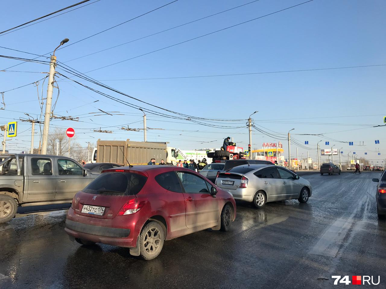 Автоцистерна ехала с включенными маяками Автоцистерна ехала с включенными маяками