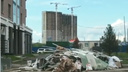 «По району бегают крысы»: строительная свалка образовалась у нового ЖК на Петра Ломако