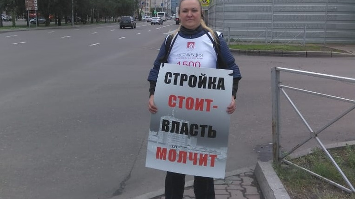 Видео: Дольщики «Реставрации» вышли с одиночными пикетами в центр Красноярска