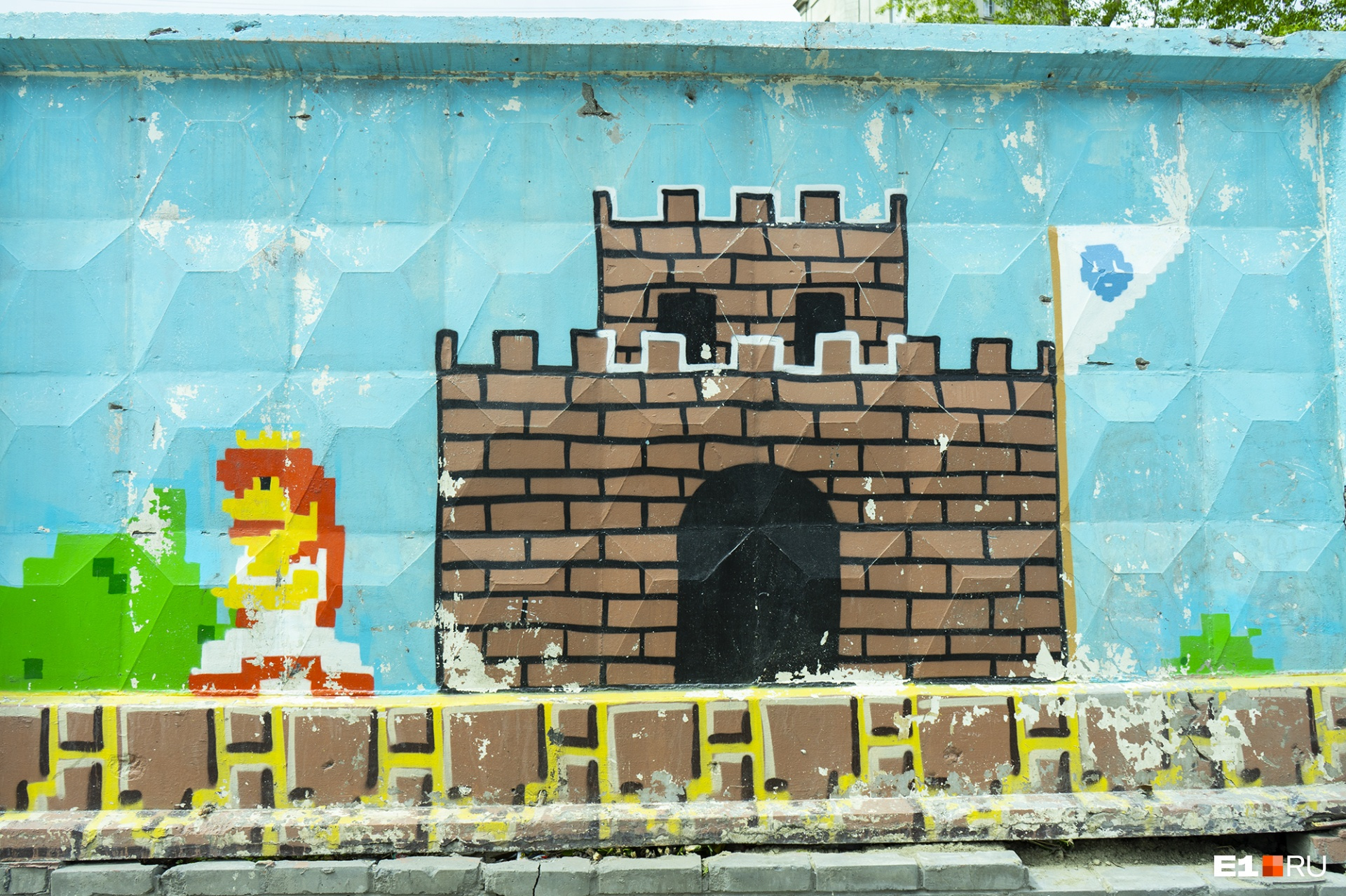 Скучную стенку разрисовывали всем городом: художникам помогали волонтеры и прохожие. По кирпичику, по пикселю Супер Марио появлялся на стене