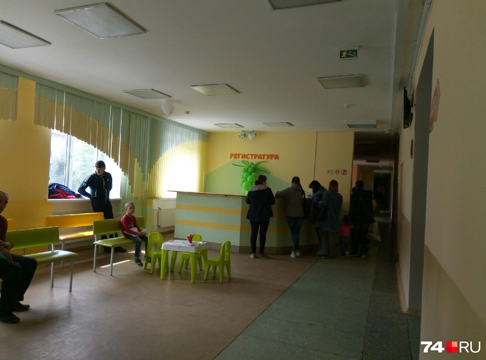 У кабинетов и в регистратуре небольшие, но очереди У кабинетов и в регистратуре небольшие, но очереди