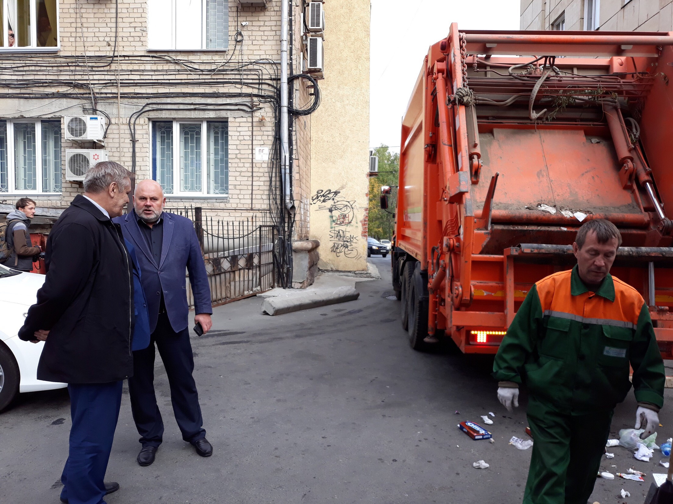 Министр экологии региона Сергей Лихачёв снова приехал во дворы, чтобы проверить уборку отходов