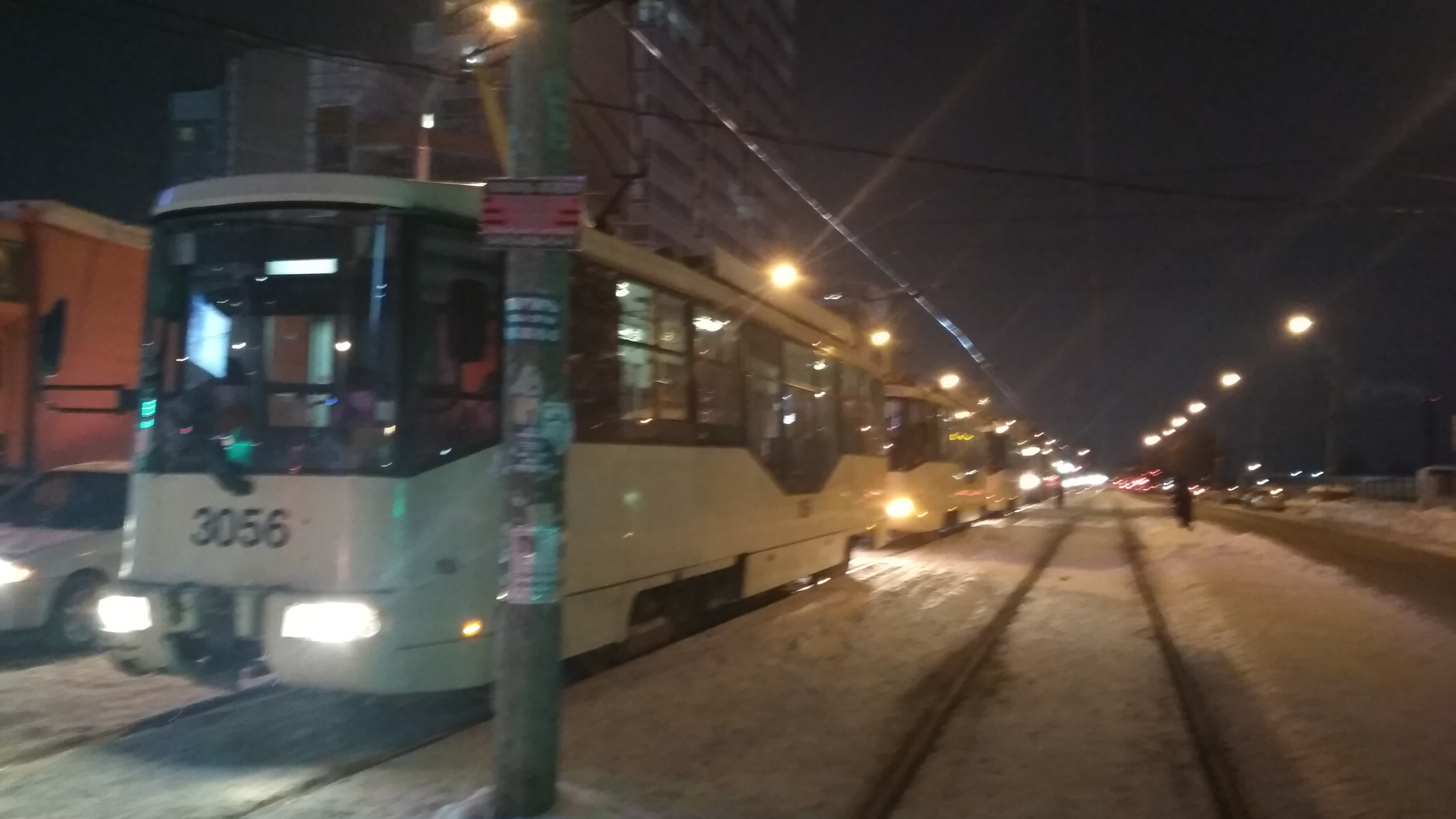 Десять 13-х трамваев застряли на рельсах в Октябрьском районе