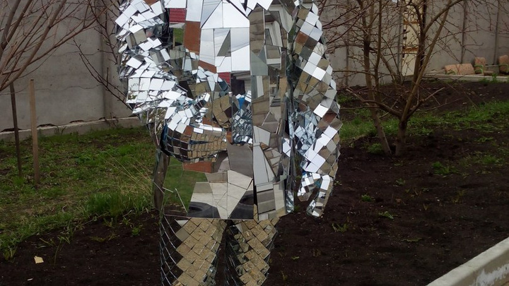 Циркачи из Красноярска создали костюм человека-невидимки