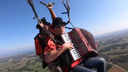Новосибирский парапланерист поднял в небо аккордеониста для съёмок весёлого клипа
