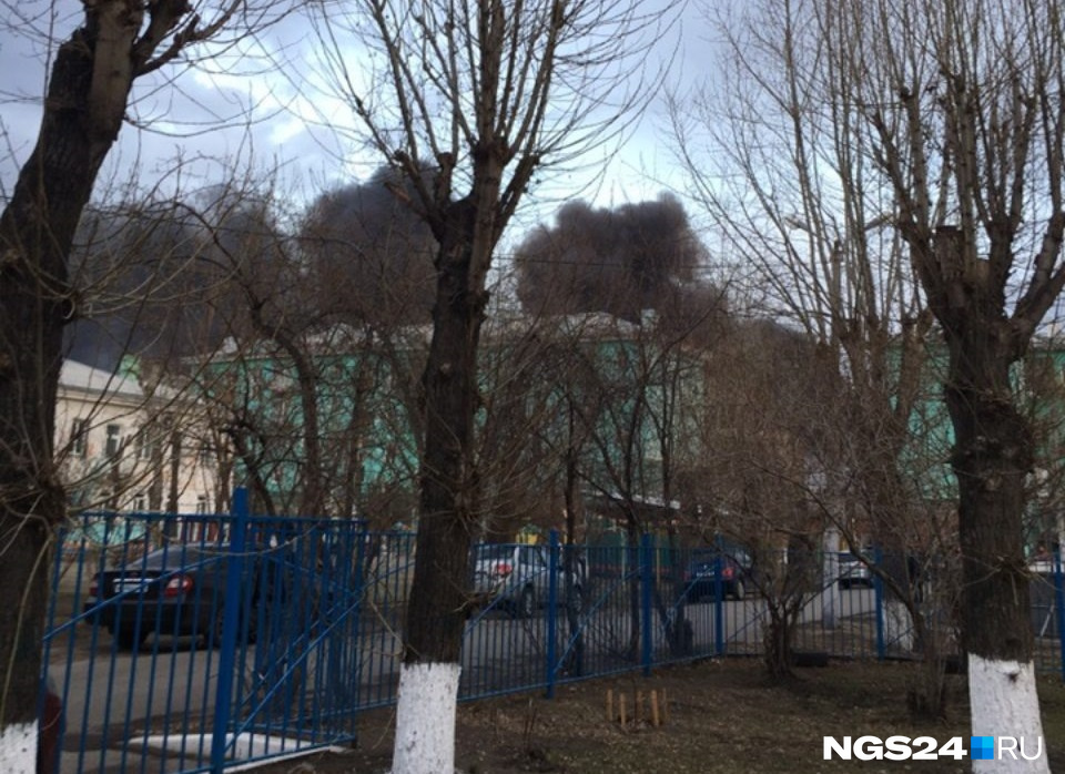 Чёрные клубы дыма поднимаются в небо до сих пор Чёрные клубы дыма поднимаются в небо до сих пор