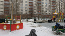 «А поплывёт обязательно»: в Новосибирске в мороз решили поставить детскую площадку — жители записали видео