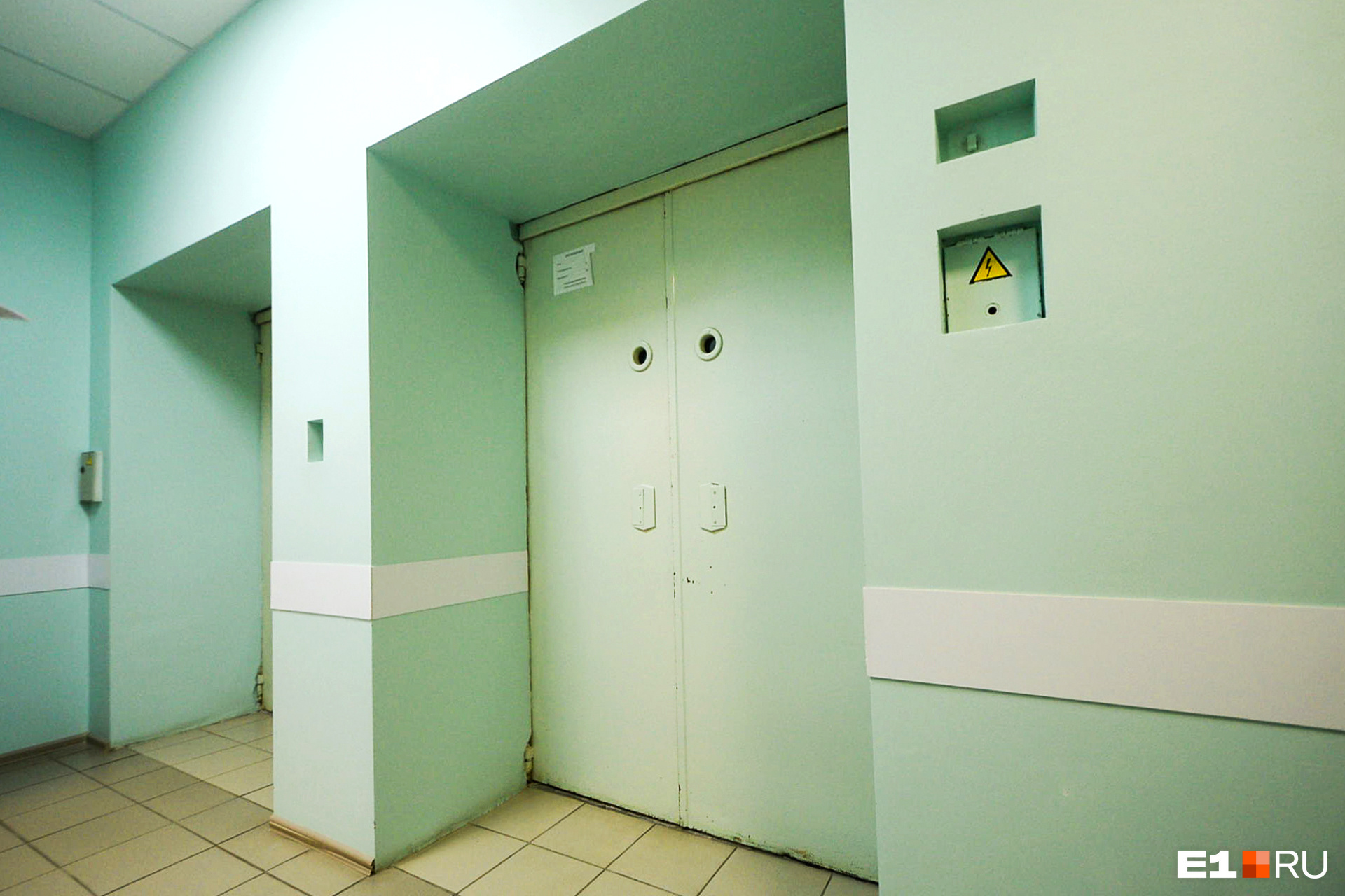 В роддоме работают два лифта, на которых пациентки поднимаются в родовые