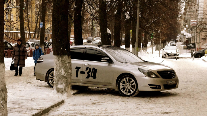 В Ярославле автохам с наклейкой Т-34 самым наглым образом припарковался на тротуаре