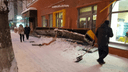 «Свалилась от снега»: в центре Новосибирска рухнула вывеска магазина