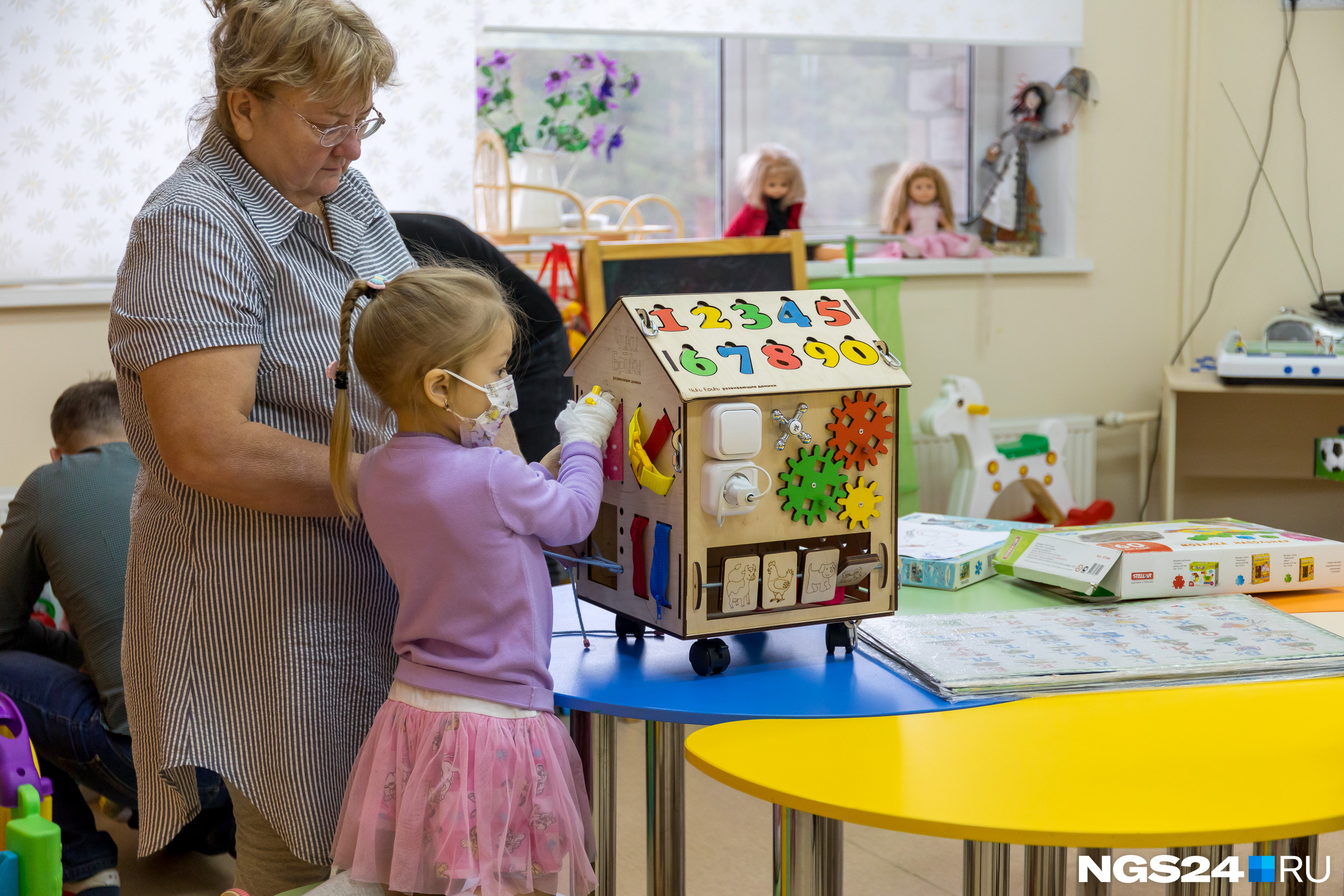 В игровой комнате каждый увлечен своими делами В игровой комнате каждый увлечен своими делами