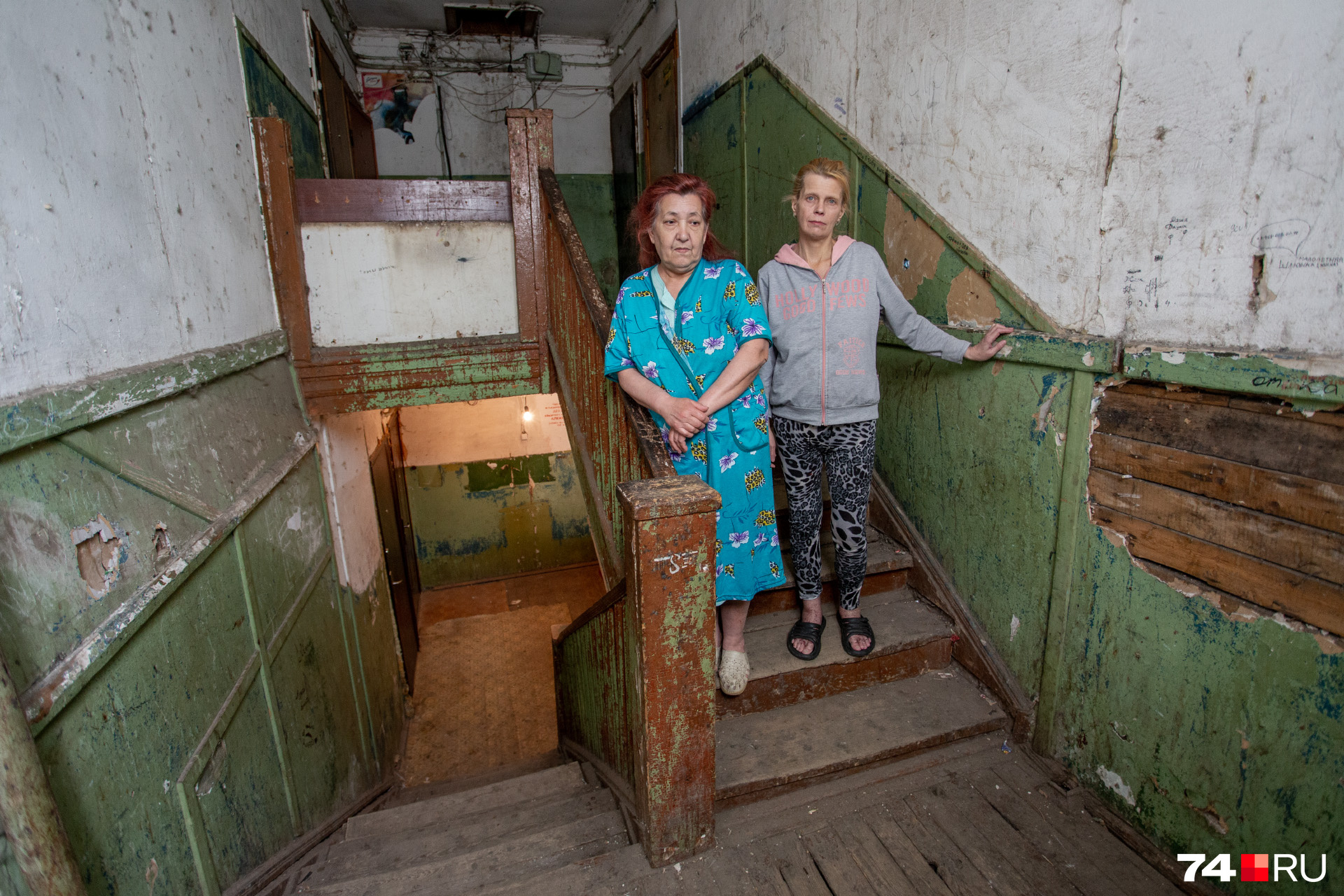 Людмила Константиновна (слева) и Оксана живут в квартирах, которые строили для китайских рабочих Людмила Константиновна (слева) и Оксана живут в квартирах, которые строили для китайских рабочих